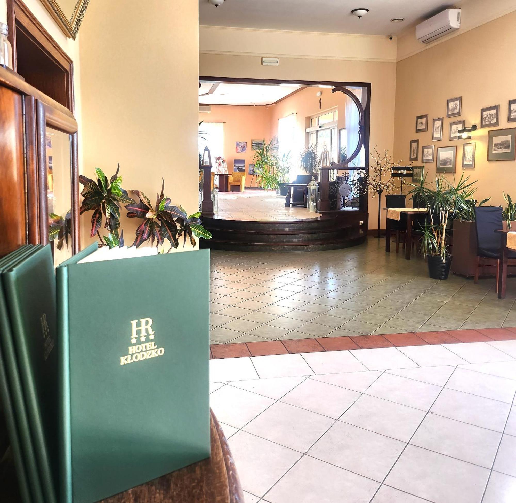 Hotel Клодзко Екстериор снимка