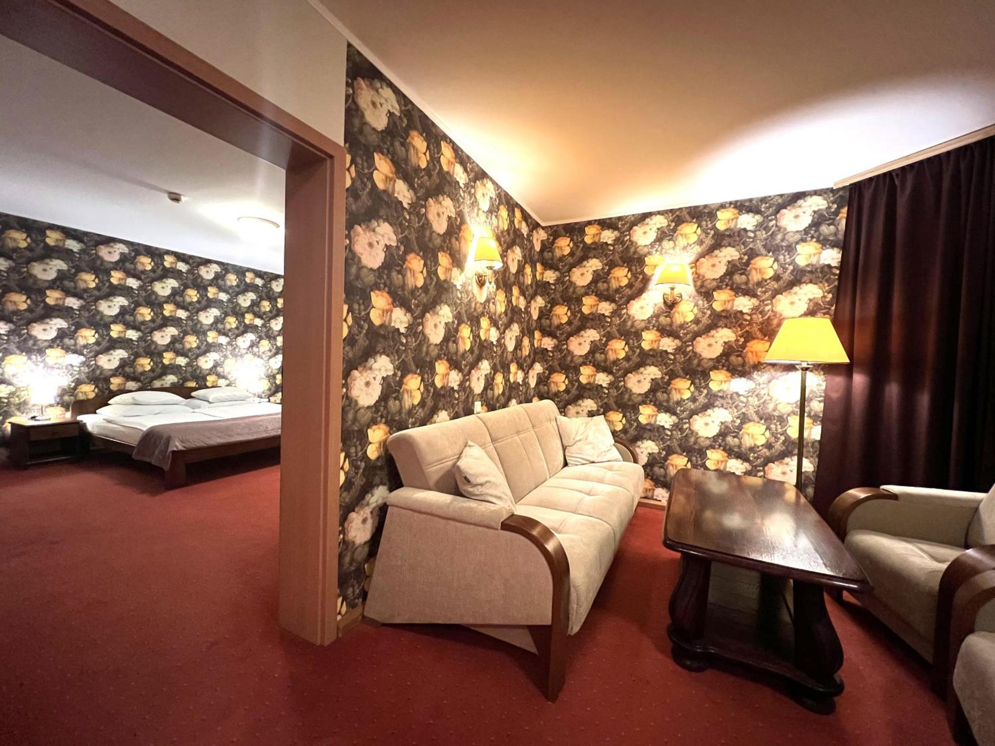Hotel Клодзко Екстериор снимка